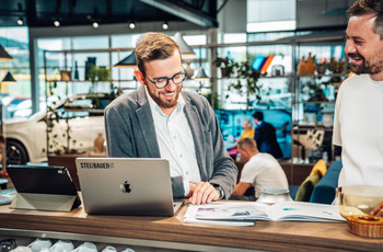 Teamarbeit am Laptop