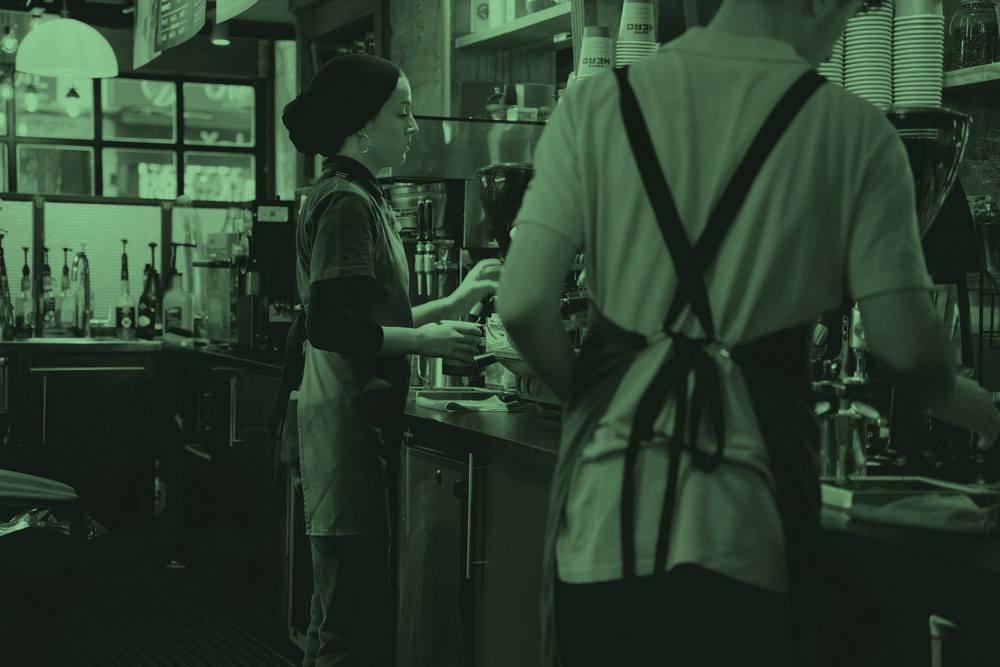 Baristas bei der Kaffeezubereitung